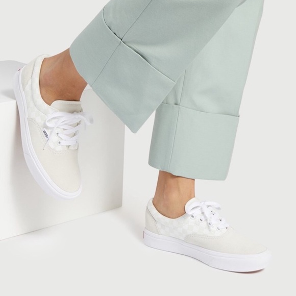 vans comfycush era white